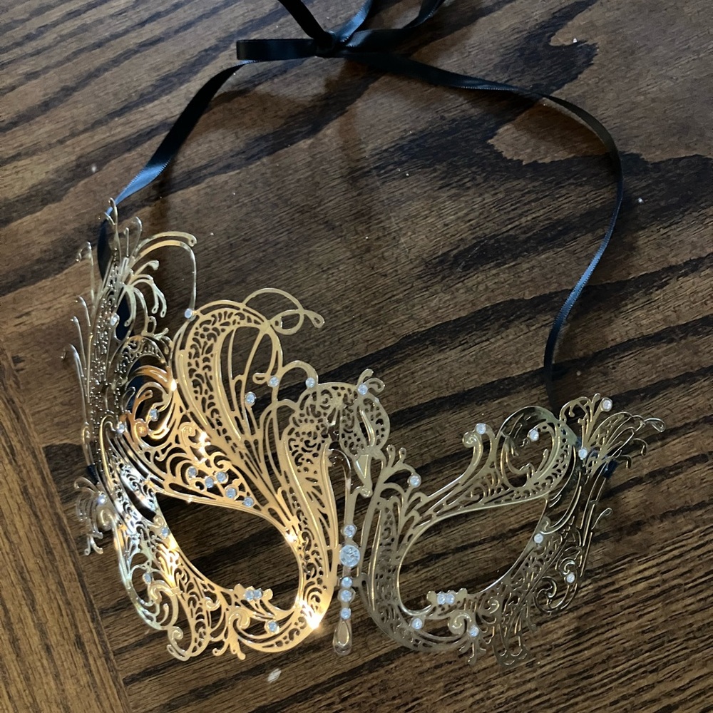 Elegant Gold Masquerade Mask